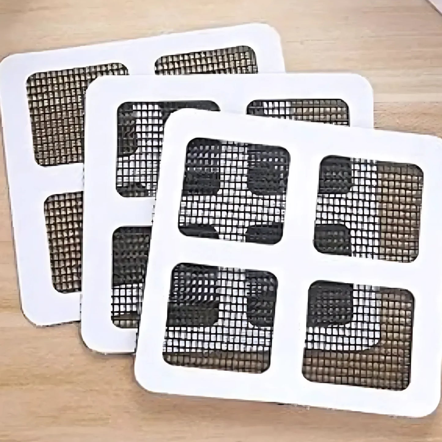 BugBlock™ – Rejilla Adhesiva Antiplagas para Baños y Piletas
