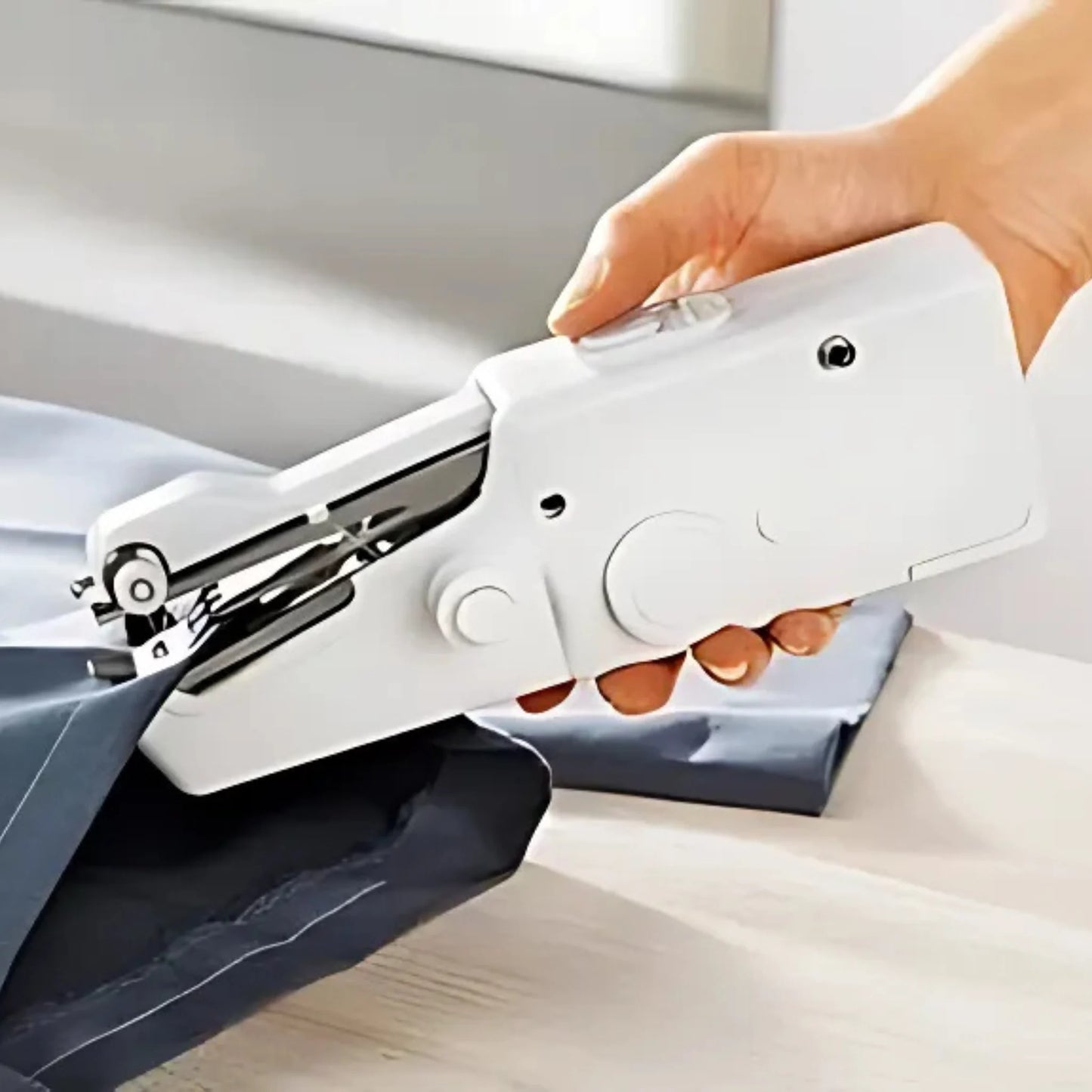 StitchGo™ – Máquina de Coser Portátil de Mano para Reparaciones Rápidas